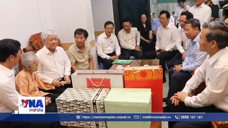 Đồng chí Đỗ Văn Chiến thăm, tặng quà người có công tại Hải Phòng