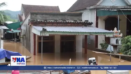 Người dân Nghệ An dọc tuyến quốc lộ 7 chạy lũ trong đêm