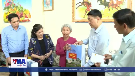 Phó Chủ tịch Quốc hội Vũ Hồng Thanh thăm, tặng quà gia đình chính sách