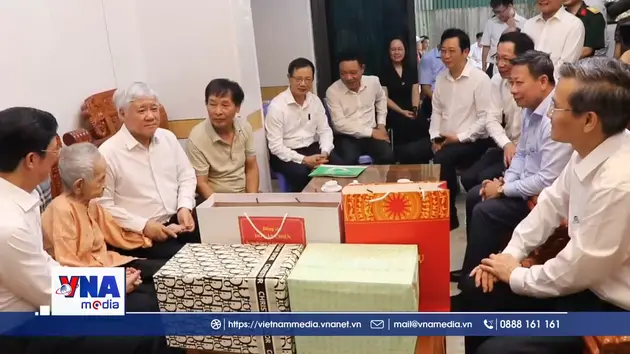 Đồng chí Đỗ Văn Chiến thăm, tặng quà người có công tại Hải Phòng