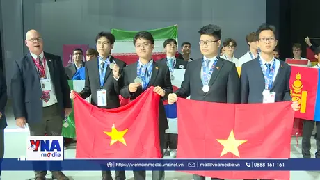 Tự hào cờ đỏ sao vàng tại lễ bế mạc Olympic Vật lý Quốc tế 2025