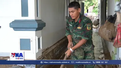 Cảnh sát cơ động Bắc Trung Bộ giúp nhân dân vùng lũ lụt Nghệ An