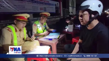 Cảnh sát giao thông hoá trang xử lý vi phạm nồng độ cồn