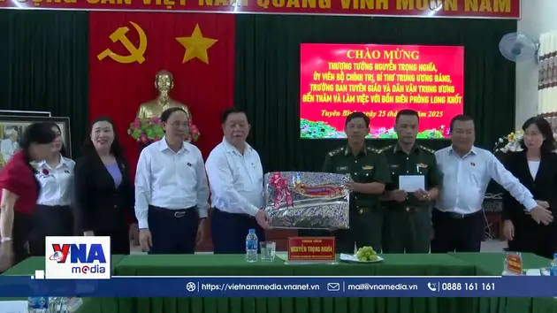 Đồng chí Nguyễn Trọng Nghĩa thăm, tặng quà bà con vùng biên giới