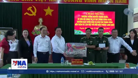 Đồng chí Nguyễn Trọng Nghĩa thăm, tặng quà bà con vùng biên giới