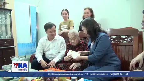 Phó Chủ tịch nước thăm, tặng quà gia đình chính sách tại Cà Mau
