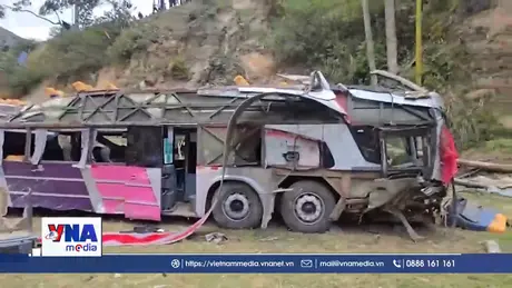 Lật xe buýt 2 tầng tại Peru