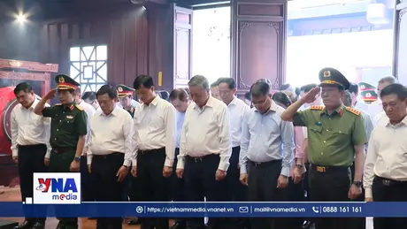 Tổng Bí thư dâng hương tưởng niệm các Anh hùng, Liệt sĩ tại Điện Biên
