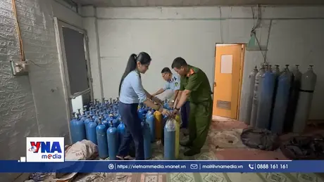 Tạm giữ hàng trăm bình khí N2O không rõ nguồn gốc tại Hà Nội