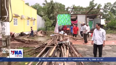 Dông lốc bất ngờ tại Cà Mau, 15 căn nhà bị thiệt hại