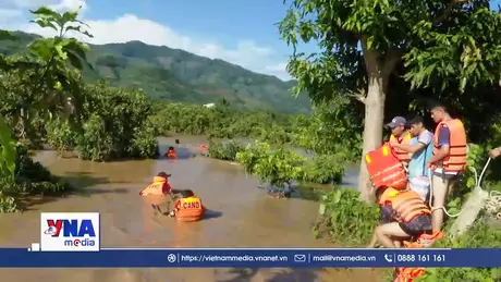 Giải cứu 6 người mắc kẹt do mưa lũ tại xã Chiềng Khương, tỉnh Sơn La