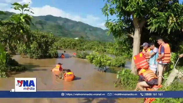 Giải cứu 6 người mắc kẹt do mưa lũ tại xã Chiềng Khương, tỉnh Sơn La