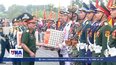 Lãnh đạo Tổng cục Chính trị và nhân dân động viên lực lượng diễu binh