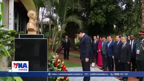 Chủ tịch nước Lương Cường đặt vòng hoa tại Tượng Bác Hồ