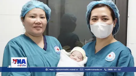 Xuyên bão đêm trên biển, bác sĩ cứu sản phụ khó sinh