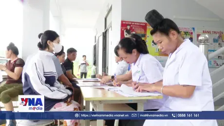 Khám chữa bệnh, phát thuốc cho nhân dân vùng lũ Sơn La