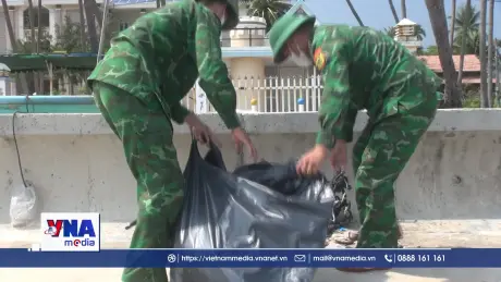 Ra quân thu gom rác, làm đẹp bãi biển Mũi Né