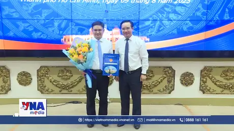 Trao quyết định phê chuẩn kết quả bầu Phó Chủ tịch UBND TP. HCM