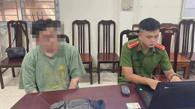 Triệu tập người đàn ông liên tục đấm, đạp vào người phụ nữ tại sảnh chung cư ở Hà Nội