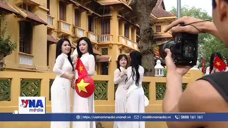 Trend yêu nước qua các phụ kiện cờ đỏ sao vàng