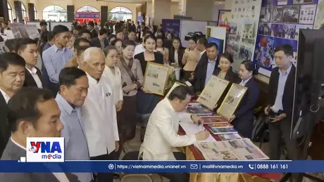 Sản phẩm của TTXVN đến với công chúng Lào và bạn bè quốc tế