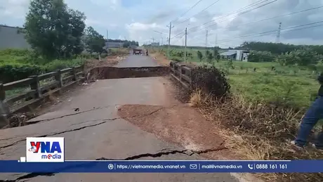 Mưa lớn làm sập mố cầu dân sinh, giao thông bị chia cắt nghiêm trọng