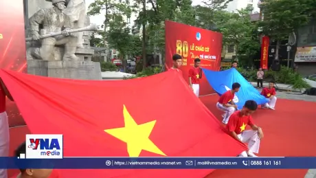 Thanh niên Việt Nam đồng loạt chào cờ 
