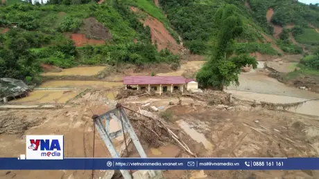 Sách giáo khoa đến với học sinh vùng lũ Điện Biên