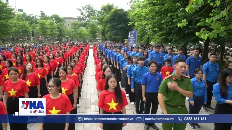 Thanh niên Việt Nam đồng loạt chào cờ 