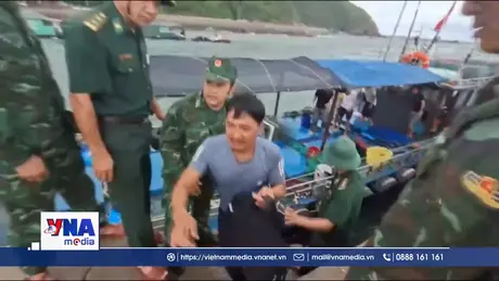 Cứu 10 thuyền viên trong vụ chìm tàu cá ở Cô Tô