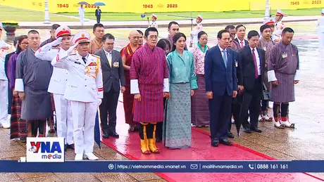 Quốc vương Bhutan và Hoàng hậu vào Lăng viếng Chủ tịch Hồ Chí Minh