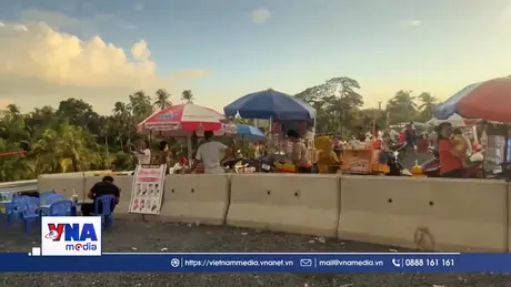 Người dân tháo rào chắn đi lại trên cầu Đại Ngãi 2 khi chưa hoàn thành