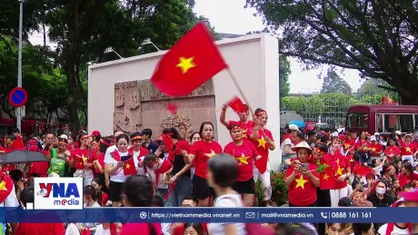 Buổi tổng hợp luyện đầu tiên: Người dân chờ kín phố