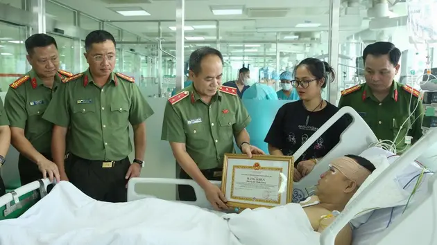 Trao bằng khen cho cảnh sát cơ động dũng cảm ngăn 'quái xế' tại buổi hợp luyện A80