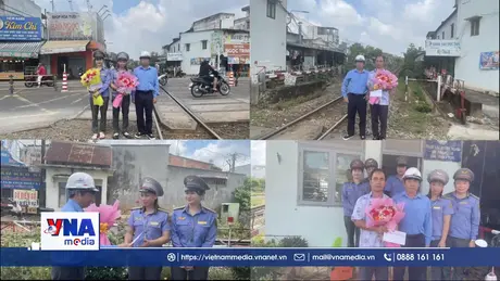 Khen thưởng hai nhân viên gác chắn dũng cảm cứu người trước khi tàu đến