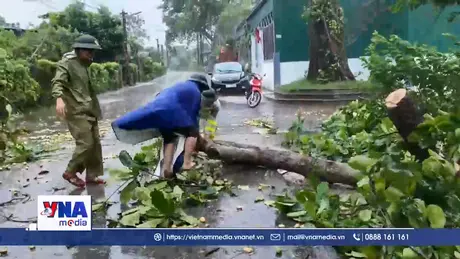 Lực lượng Công an Hà Tĩnh giúp dân chống bão số 5