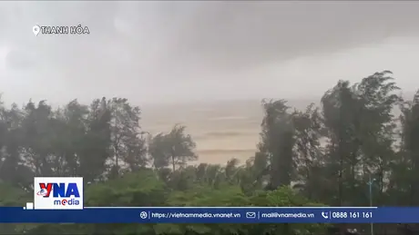 Bão số 5 khiến nước biển dâng cao, gió giật mạnh