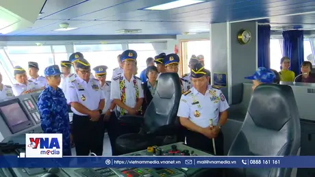 Tàu Cảnh sát biển Việt Nam giao lưu với Cảnh sát biển Indonesia