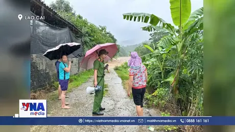 Lực lượng công an xã giúp dân ứng phó với mưa lũ