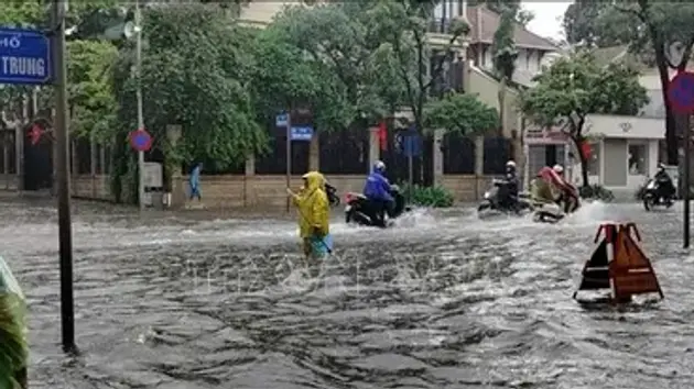 Mưa lớn xuyên đêm, nhiều tuyến phố Hà Nội ngập sâu trong biển nước