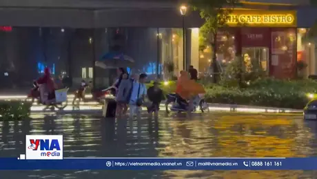 Mưa lớn tiếp diễn, Hà Nội vẫn ngập úng