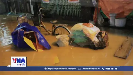 Người dân Lào Cai tất bật chạy lũ do nước sông Hồng dâng cao