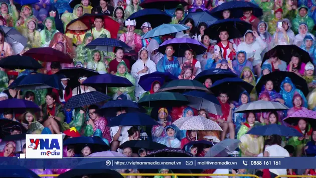 Hàng nghìn khán giả đội mưa xem concert quốc gia 