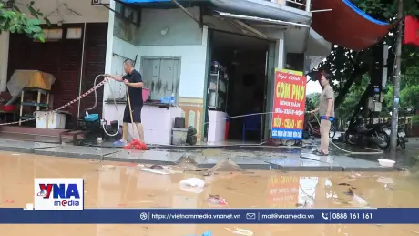 Nước lũ trên sông Hồng ở Lào Cai rút chậm