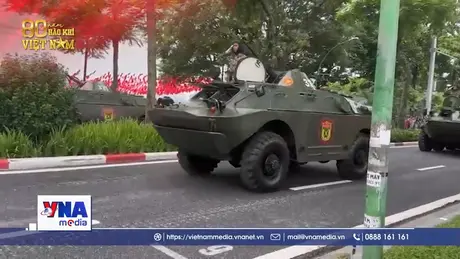 Các khối diễu binh, diễu hành bắt đầu vào vị trí tập hợp