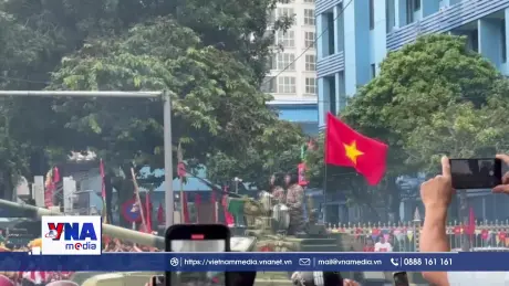 Người dân háo hức đón dàn khí tài về điểm tập kết