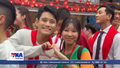 Đoàn phim Mưa đỏ thu hút sự quan tâm đặc biệt của người dân