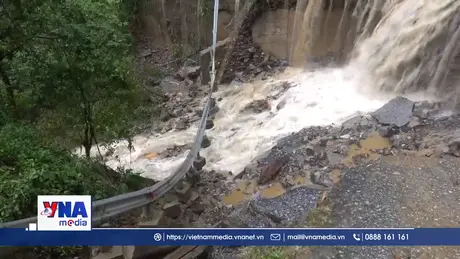 Hơn 20 điểm sạt lở tại Quốc lộ 32 gây tắc đường lên Mù Cang Chải