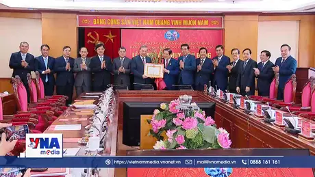 Tổng Bí thư trao huy hiệu 45 năm tuổi Đảng tặng đồng chí Phan Đình Trạc