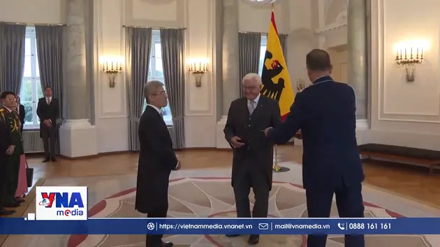 Đại sứ Việt Nam tại Đức Nguyễn Đắc Thành trình Quốc thư lên Tổng thống Đức
